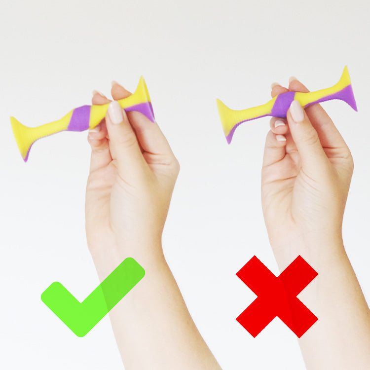 Links befindet sich eine Hand in der der Wurfpfeil richtig gehalten wird. Nämlich etwas hinter der Mitte. Rechts davon ist eine zweite Hand, welche zeigt, wie man ihn nicht halten sollte.