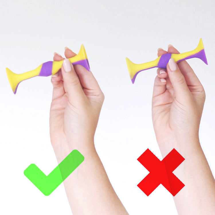 Links befindet sich eine Hand in der der Wurfpfeil richtig gehalten wird. Nämlich etwas hinter der Mitte. Rechts davon ist eine zweite Hand, welche zeigt, wie man ihn nicht halten sollte.
