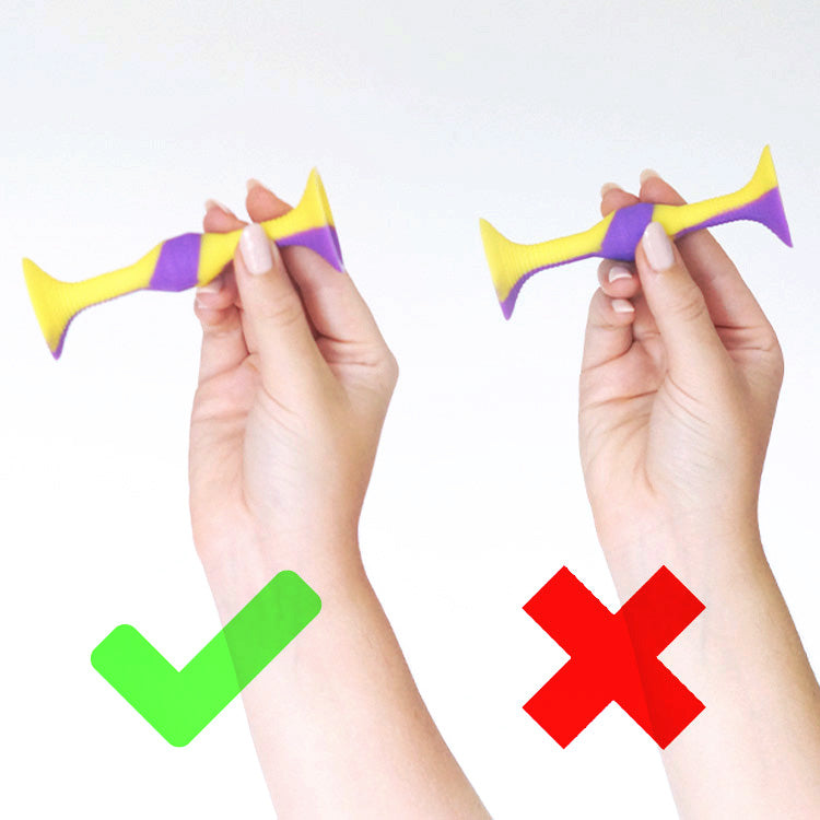 Links befindet sich eine Hand in der der Wurfpfeil richtig gehalten wird. Nämlich etwas hinter der Mitte. Rechts davon ist eine zweite Hand, welche zeigt, wie man ihn nicht halten sollte.